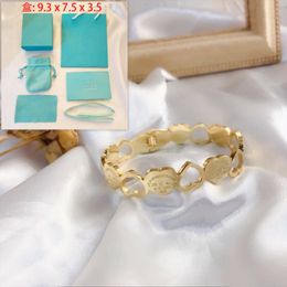 Moda Nueva pulsera para mujer Brazalete Chapado en oro de 18 quilates Brazalete de boutique Joyería de diseño Diseño clásico Regalos de amor Brazalete Joyería de alta calidad con caja