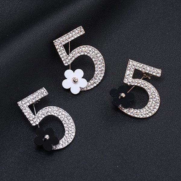 Mode numéro 5 petite fleur broche pleine strass broche femmes bijoux concepteur broches pour dames or et argent en gros