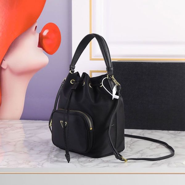 Bolso tipo cubo de nailon a la moda, bolsos con cordón para mujer, bolso de cuero con correa para el hombro, asa, signo triangular, bolsos cruzados impermeables dorados