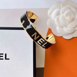 Bracelet ouvert réglable au Design humanisé, joli cadeau de luxe rose sélectionné, breloque pour amie, exquise