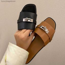 Fashion Original H Slippers Slippers Slippers de style vache pour femmes Portez une petite boucle dorée à moitié pantoufles sandales plates avec un logo de marque 1: 1
