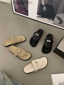 Fashion Original H Slippers de créateurs a pincé des pantoufles à chevrons noires pour les chaussures pour femmes sandales de nouveaux tempérament avec un logo de marque 1: 1