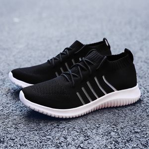 Mode chaussures de course de sport en plein air pour hommes femmes respirant chaussettes formateurs coureurs baskets de sport marque maison fabriquée en Chine taille 39-44
