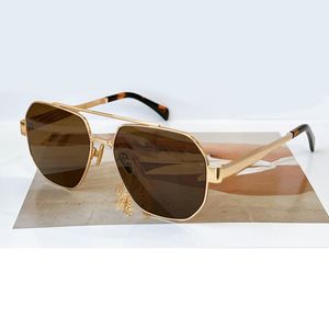 Gafas de sol cuadradas Marco de metal dorado Lente marrón Gafas de sol de moda para mujer Gafas con caja