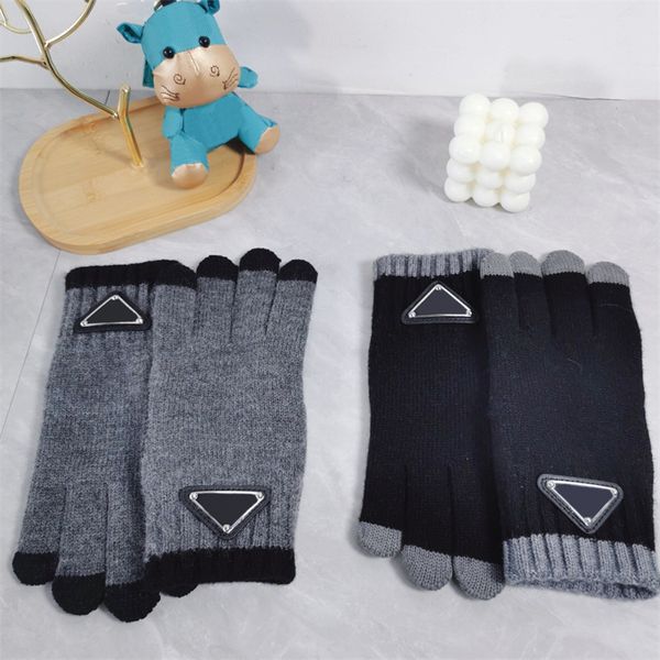 Moda P Guante Hombres Mujeres Guantes de diseñador Guantes de lana de lujo Negro Gris Triángulo Guantes con dedos divididos Invierno Cálido Guantes Marca Gants