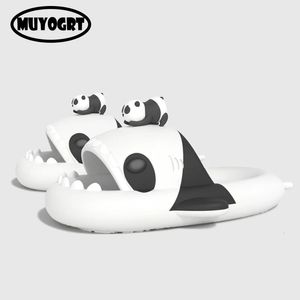 Fashion Panda Print Shark Slippers Summer Man Femmes Couple d'épais bas Bath Bathing Home Tlides intérieure de plage extérieure des tongs de plage 240417