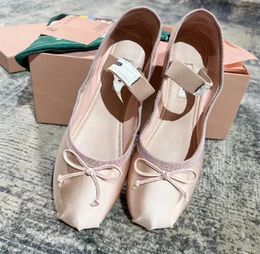 Mode Paris Ballet Designer Chaussures de danse professionnelle Ballerines en satin mm Sandales pour filles avec nœud papillon et bouche peu profonde pour femmes