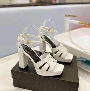 Mode Paris Dikke hakken met blootgestelde vierkante tenen sandalen enkelriem kruis geweven blok hakken vrouwen avondjurk schoenen luxe ontwerper hoge hak schoenen met doos