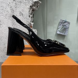 Boutons de chaussures habillées en cuir verni à la mode agrémentées de sandales peu profondes en cuir sandales de soirée design haut de gamme pour femmes dansant des talons hauts de 9,5 cm avec des boîtes.