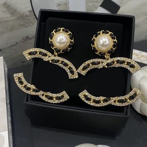 Mode perle boucles d'oreilles Designer diamant canal lettre boucle d'oreille femmes bijoux de mariage boucles d'oreilles de fiançailles en gros