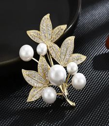 Fashion Pearl Maple Leaf Brooches for Women Elegant Metal Fixed Clothing épingles de bijoux quotidiens accessoires 240403