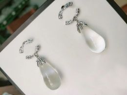 Pendientes con colgante de perlas a la moda, pendientes dorados de diseñador con letras para mujer, exquisitos regalos de joyería simples con diamantes para mujer