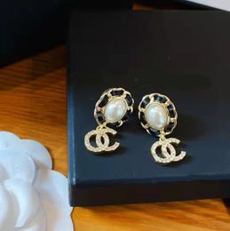 Mode Pearl Wear Leder Diamant Buchstaben Anhänger Charm Ohrringe Elegant All-Match Damen Essential Classic Style