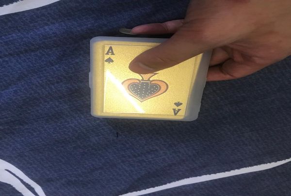 Personnalité de la mode Poker carte à jouer doré givré haute température Laser gaufrage PET étanche Poker porte-clés pendant6925432