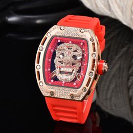 Personnalité de mode Transparent Sport Retro Gear Machine Quartz Watch Alloy Diamond Diamond Rubber Band Quartz Watch