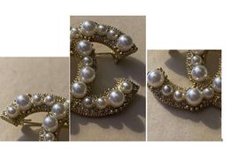 Broche de broche de perle de mode pour hommes et femmes amateurs de mariage de fête cadeau bijoux de fiançailles de créateur pour la mariée avec sac en flanelle