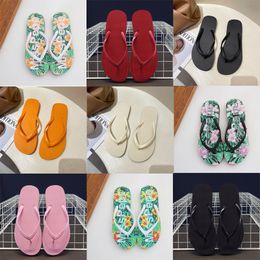 Plate-forme de mode Sandales Designer Pantoufles d'extérieur Classique Pincé Plage Alphabet Imprimer Tongs Été Plat Casual Chaussures 78