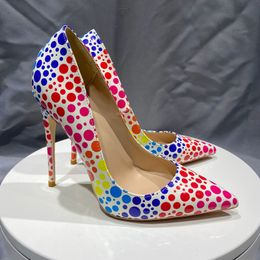 Zapatos de tacón alto con estampado de grafiti colorido de lunares a la moda para mujer, zapatos de punta estrecha, estilo de calle de vacaciones, talla grande 42 43 44 45