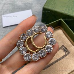 2022 Europese en Amerikaanse mode diamanten brief broche temperament trend jas pak accessoires vrouwelijke hoge kwaliteit geschenk snelle levering