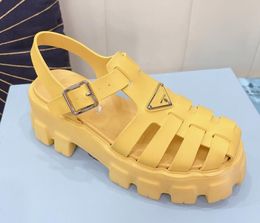 Mode populaire Romeinse lente en zomer 2022 platte lichte sandalen modieuze en comfortabele dikke hakken vrouw strand slippers