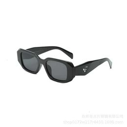 Fashion Pradd cool designer de lunettes de soleil New P Family Polygonal Tidal Sunscreen pour les femmes avec un sens avancé et individualisé