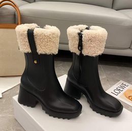 Mode PVC Bottes Beeled Fourrure Talons Hauts Au Genou Hauteur Botte De Pluie Imperméable Welly Semelles En Caoutchouc Plate-Forme Chaussures En Plein Air RainshoesLuxury De