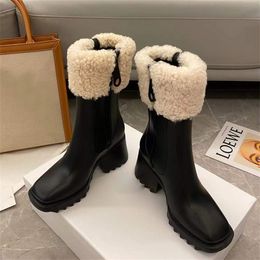 Mode PVC Bottes Beeled Fourrure Talons Hauts Au Genou Hauteur Botte De Pluie Imperméable Welly Semelles En Caoutchouc Plate-Forme Chaussures En Plein Air Rainshoes De Luxe