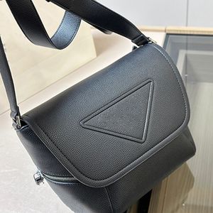 Moda Re Nylon VitelloTriangle Bolso de hombro en relieve Diseñador de lujo Bolsos cruzados para hombres Bolsos de mensajero de alta calidad Tamaños 25 * 23 CM