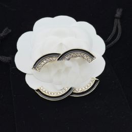 Mode echt goud vergulde koper koperen broches luxe c letter ontwerper vrouwen mannen merk pinnen faux lederen sieraden broche pin trouwen