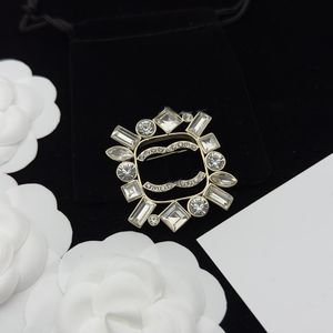 Mode Réel Plaqué Or Laiton Cuivre Broches De Luxe C-Lettre Designer Coeur Femmes Hommes Marque Pins Bijoux Broche Ronde Marry Christmas Party Cadeau Accessoire