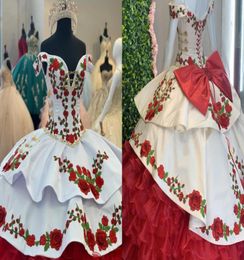 Robes de Quinceanera à volants à fleurs florales rouges et blanches à la mode, col en V profond, épaules dénudées, robe longue de bal en organza en satin6902202