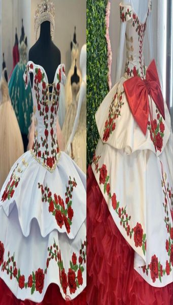 Moda Flores florales rojas y blancas Vestidos de quinceañera con volantes Cuello en V profundo Fuera del hombro Organza satinada Vestido largo de noche de fiesta 3554678