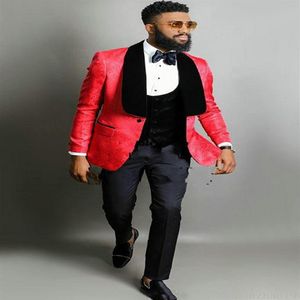 Mode Rouge Gaufrage Marié Tuxedos Velours Châle Revers Marié Blazer Hommes Costumes Formels Costumes De Soirée De Bal Veste Pantalon Cravate Vest266O