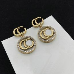 Fashion Retro Earring Femmes Designer Bijoux Stud Perle Fleurs Double lettres Oreilles Boucbes Accessoires Bijoux Cadeau