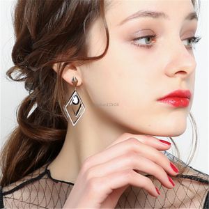 Mode rhombus vorm oorbellen bengelen rood zwart kristal statement oorbellen mode sieraden voor vrouwen wil en zandig cadeau