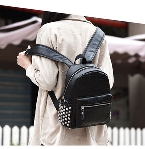 Mochila con remaches a la moda, bolsos de cocodrilo, bolso informal de diseñador para mujer, nuevos bolsos de marca, mochilas de viaje para deportes al aire libre para mujer # H811