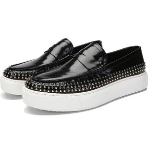 Fashion Rivet Hommes Mocassins à la main Stud Man Party Dancing Chaussures Couture Sneaker occasionnel pour hommes