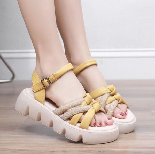 Sandales romaines à la mode pour femmes, nouvelles sandales à la mode d'été 2024, semelle épaisse polyvalente, une ligne avec chaussures compensées en strass et génoise