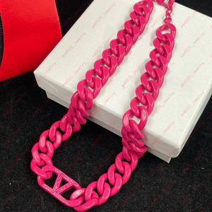 Collier à grosse chaîne avec lettres roses rouges, bijoux de créateurs de mode, tendances du design de luxe, accessoires cool pour dames, tendances hip hop, fêtes, cadeaux de la Saint-Valentin