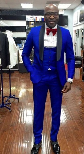 Mode Royal Blue Groom Tuxedos Noir Revers Groomsmen Robe De Mariée Excellent Homme Veste Blazer 3 Pièces Costume (Veste + Pantalon + Gilet + Cravate) 2200