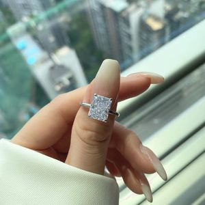 Moda S925 Anillo de diamantes de imitación de plata esterlina con alto contenido de carbono Anillo de compromiso de anillo simple europeo y americano con corte de flor de hielo cuadrado para mujer 8 * 10