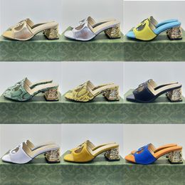 Sandalias y zapatillas de moda Diseñador de cuero para mujer Tacones gruesos Mula de goma con zapatos de boda sexy para la playa 35-40