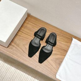 Brands de sandales de mode Chaussures totem pour femmes conception de couleur unie classique Sandale Tendance en cuir de haute qualité Simple Flat Low 7182