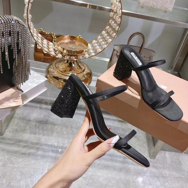 Sandálias da moda Cristal Saltos grossos sapatos femininos de vestido de luxo Sapateiros de praia Sapatos de sapatos de alta qualidade Sapatos de fábrica