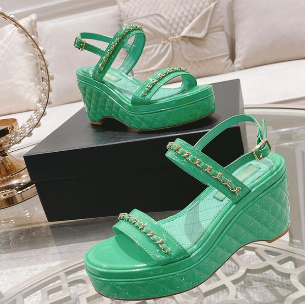 Sandalias de moda Diseñador de damas Clásico Suela gruesa Color sólido Parte superior Tela de charol Plataforma bordada Zapatillas Zapatos de playa Chanclas Mocasines Mulas de goma