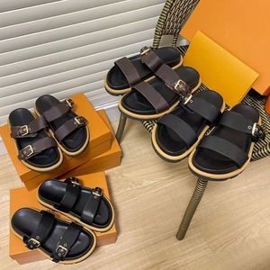 Mode Sandalen schoenen Paseo Kussen Platte Comfort Mule Sandaal Bruin bedrukte dubbele enkele gesp zwart reliëf Luxe dames heren Casual zomerslippers