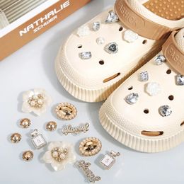 Fashion Set Hole Shoe Charms Accessoires Boucle mignon Perle Bear Water Diamond Chain DIY DIY 3D CHAISSORES DÉCORATIONS 240517