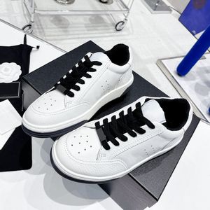 Baskets en cuir à lacets pour femmes, chaussures de styliste à la mode, couleur assortie, blanc, noir, semelle plate, chaussures classiques décontractées, 672