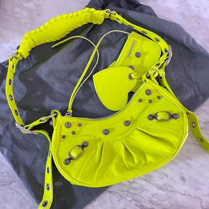 Sac de moto pour femmes en cuir en cuir véritable avec sac à main de monnaie pour femmes à demi-lune sacs à éponge de mode.