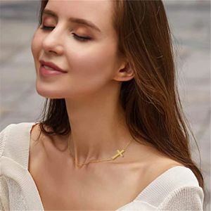 Collar de cruz lateral a la moda para mujer, colgante de Cruz pequeña de oro amarillo de 14k de Color dorado para mujer, regalo de joyería